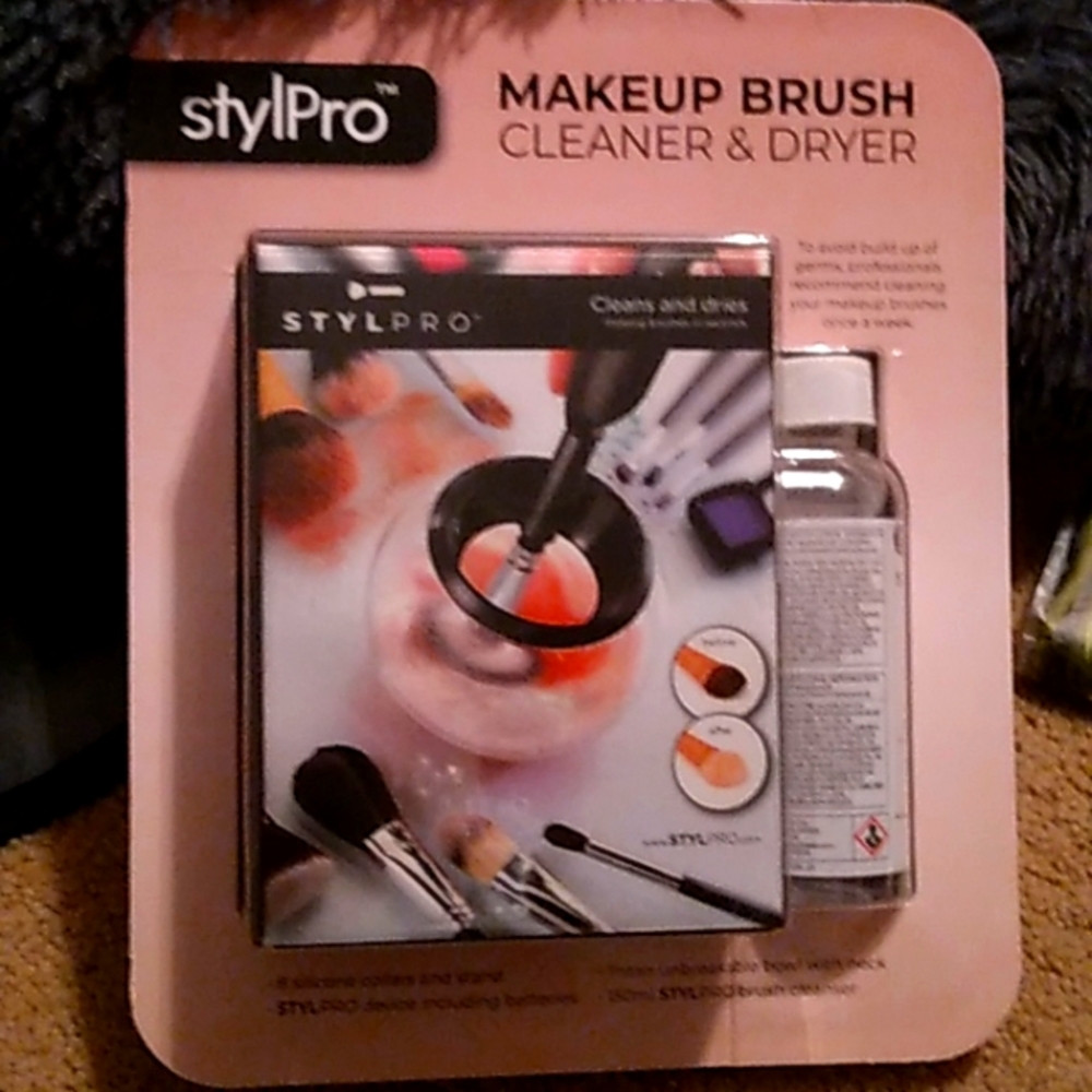 Makeup brush cleaner